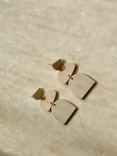 Afbeelding in Gallery-weergave laden, Oorbellen beige baby
