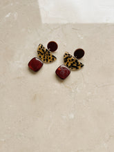 Afbeelding in Gallery-weergave laden, Oorbellen tiger burgundy
