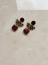 Afbeelding in Gallery-weergave laden, Oorbellen tiger burgundy
