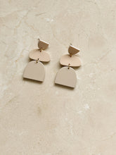 Afbeelding in Gallery-weergave laden, Oorbellen beige baby
