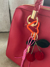Afbeelding in Gallery-weergave laden, Bag charm cherry
